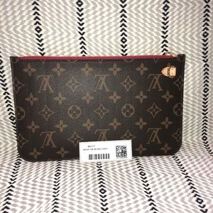 ❤️NEW! Louis Vuitton MM Wristlet!❤️